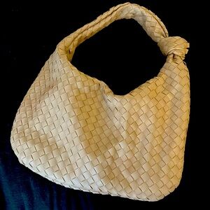 URBAN EXPRESSIONS Vanessa Woven Knot Handle Hobo Bag in Natural